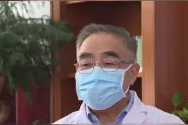 【张伯礼谈感染奥密克戎初期症状】中国工程院院士张伯礼表示，感染奥密克戎的病人，初期症状往往都是外感风寒，例如表现为头疼、低热、少数中热，咳嗽、鼻塞，咳嗽开始没有痰、就是干咳。视频封面
