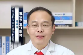 为何与精神病人的对视需谨慎？ #涨知识 在日常生活中，我们或许都曾听说过一种说法：不要和精神病人对视。这一建议背后，其实隐藏着多重考量，让人不禁想要一探究竟。
第一，#精神病 人的眼神可能透露出强烈的情绪波动或不稳定状态。这种非正常的眼神交流，有时可能引发对方的紧张、恐惧或攻击性行为。对视，在这种情况下，可能成为一个不必要的刺激源。
第二，对视在人际交往中往往承载着复杂的情感和意图。对于精神病人而言，他们可能无法准确解读或控制自己的眼神，从而误传信息，导致误解或冲突。避免对视，实际上是在减少这种潜在的沟通障碍。
第三，更重要的是，出于安全考虑，与可能具有攻击性的精神病人保持适当的距离和避免直接的眼神接触，是保护自己和他人不受伤害的有效方式。
当然，这并不意味着我们应该完全回避与精神病人的所有交流。在专业的医疗或护理环境中，通过专业人员的引导和控制，适度的眼神交流和互动是完全可能的，也是治疗过程中的一部分。但在日常生活中，为了确保双方的安全，我们还是应该谨慎行事，避免不必要的对视。#硬核健康科普行动  @创作灵感小助手#2025健康许愿池视频封面