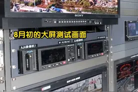 每一帧完美画面，都有他们的“双重”守护！ 今年九三阅兵的长安街大屏，首次采用了双控制器独立控制的全新技术。有一群“藏在大屏里”的无名英雄，他们值守在阅兵现场最核心也最隐蔽的岗位，成为长安街大屏完美画面的“终极防线”。#九三阅兵 #我们的胜利 #抗战胜利80周年