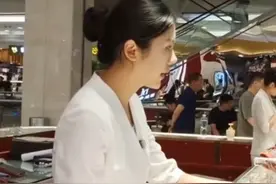 11月11日（报道）河南许昌，胖东来珠宝招30名营业员，对学历、形象、年龄都有要求！于东来曾曝珠宝员工年薪从未低于20万，“工资是1万 年底再发10万 ”#胖东来 #胖东来珠宝视频封面