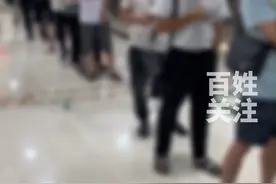 医院周末开一个窗口取药致排长队，男子当场怒怼窗口女护士。#路人视角 #社会新闻视频封面