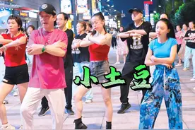 宜昌万达，一首《小土豆》跳的氛围太嗨了，我都被感染 #广场舞视频封面