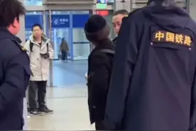 爷爷想带着爱狗坐高铁回家，没想到狗子不能带上车...最后爷爷也没上车 #爱狗 #回家过年视频封面
