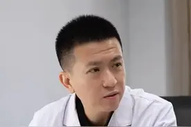 小哥摸到胸骨肉包，以为是恶性疾病，原来是人人都有的！ #剑突 #胸骨 #健康