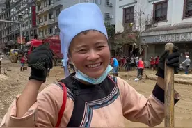 村民大姐到县城灾区一线清淤。“赶快清理好了，我们一起去看村超。”#贵州榕江   #抗洪救灾  #贵州村超  （来源：贵州村超纪实）