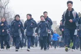 3月5日，重庆荣昌，荣昌中学的学生们下课后百米冲刺 到食堂“干饭”，你还记得你最喜欢高中食堂什么菜吗？#校园生活 #校园中的每一帧 #校园回忆 #食堂打饭 #干饭了
