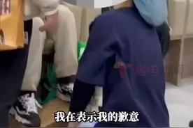 2月16日，上海仁济南院一护士跪下向患者道歉引发关注。18日，医院工作人员回应称，此事因涉事护士给患者拔针时出血引起。因为病人一直在要求道歉，护士才跪下请求原谅。该工作人员称，这名护士刚参加工作不久，事发后领导对其进行了安抚。视频封面