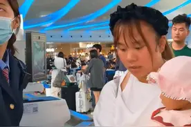 宝妈抱着孩子坐高铁时，被工作人叫着走特殊通道 #感动瞬间视频封面