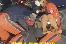 中国救援队紧急跨国搜救，目前在曼德勒共救出4名幸存者。公羊救援队何军：我们所有人3天3夜没合眼。向中国救援队致敬！（来源：@央视新闻@公羊队）视频封面