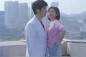 为什么明星吻戏只拍上半身，本以为是特殊设计，真相曝光后才知有多尴尬 #毛晓彤 #金世佳 #景甜 #明星人物传 #娱乐圈大盘点视频封面