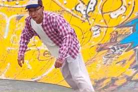 1月22日（采访）四川成都，71岁老人玩滑板两年多，娴熟做出高难度动作，“有近20年健身经验 以前跑赛车的”视频封面