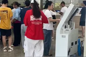 6月2日 。取消护工！多地医院推“无陪护”制度，家属在住院单上签字后便能回家，患者住院7天  服务费800多元。#厦门 #无陪护 #医院视频封面