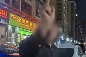 女子谎称“正军级身份”拍摄者回应，自己正常停车，对方下车后阻拦，当地回应：涉事女子无部队服役经历，从事保洁服务工作，已被批评教育#谎称正军级抢车位女子无部队服役经历  （来源：@我是一颗韭菜  ）视频封面