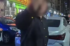 女子谎称“正军级身份”拍摄者回应，自己正常停车，对方下车后阻拦，当地回应：涉事女子无部队服役经历，从事保洁服务工作，已被批评教育#谎称正军级抢车位女子无部队服役经历  （来源：@我是一颗韭菜  ）视频封面