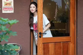 【#国庆节在北京CityWalk④｜漫步水上运动超多的“小塞纳河”】国庆节在北京CityWalk，河边垂钓、水上运动、两岸景美……亮马河承载着北京对于城市审美的新解读。还有年轻人最爱的朝阳公园，尽情拥抱自然，慢享午后时光。夜幕降临，蓝色港湾内超多美食也可以让您的味蕾也来上一场“说走就走的旅行”。#北京CityWalk#亮马河视频封面