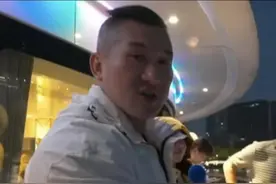 “馆长”夜游黄浦江 看到这一幕 铁汉直呼“太浪漫” #台网红馆长夜游上海黄浦江 这辈子一定要来看一次 全世界没有第二个！视频封面