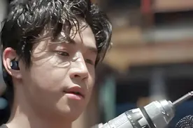 刘宪华爆改凤凰传奇《全是爱》，广场舞秒变格莱美，满是高级感！