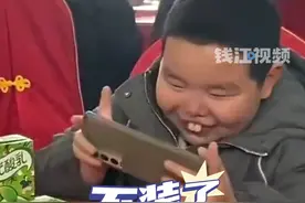 小男孩吃席时闷闷不乐，拿到手机后瞬间喜笑颜开。#人类幼崽到底有多可爱 #小朋友能有什么坏心眼呢视频封面