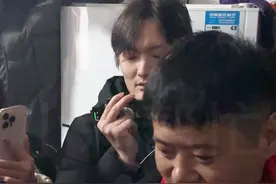 1月17日 安徽蒙城 错认生父16年的王刚，今天与生母见面！43年间曾被辗转送至7家抚养。这次真的回家了！“ 你有妈妈了！有妈妈疼你了！”