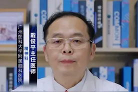 #涨知识 @平先生说心理 富马酸喹硫平是一种抗精神病药物，常用于治疗精神分裂症和双相情感障碍(双相情感障碍包括双相Ⅰ型障碍和双相Ⅱ型障碍)，其作用和功效主要包括抗精神病、情绪稳定、辅助治疗其他精神障碍等。
1、抗精神病：富马酸喹硫平片主要用于治疗精神分裂症，可以减轻精神分裂症患者的幻觉、妄想、思维紊乱和情绪不稳定等症状；
2、情绪稳定：该药物也可用于治疗双相情感障碍，尤其是双相Ⅰ型障碍。它可以缓解双相情感障碍患者的抑郁和躁狂发作，并帮助稳定他们的情绪；
3、辅助治疗其他精神障碍：富马酸喹硫平片还可以作为辅助治疗用于其他精神障碍，如抑郁症、焦虑障碍、创伤后应激障碍等。可以减轻相关症状，改善患者的整体情况。
此外，该药物还可以起到镇静、助眠等作用功效。但富马酸喹硫平片只能在医生的指导下使用，并且需要根据个体情况和病情来确定适当的剂量。药物使用过程中可能会出现一些副作用，如嗜睡、头晕、体重增加、口干等。因此，与医生密切合作，遵循医生的建议，定期进行复诊和监测是非常重要的。#夏季健康全攻略 #小荷健康问专家 @创作灵感小助手