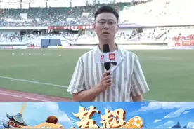 7月20日晚，“苏超”苏州队vs镇江队的比赛在苏州市体育中心体育场激情上演。比赛开始前，总台主持人邵圣懿说道：苏超水准不输职业联赛。（央视频号：央视频体育） #来央视频看苏超