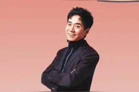 他娶大6岁二婚老婆，将继子视如己出，如今继子青出于蓝活成华人骄傲#范明 #明星人物传 #明星资讯 #吃瓜娱乐圈 #娱乐圈大盘点视频封面