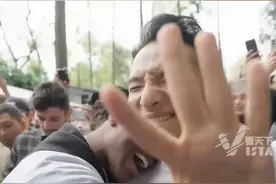 靠抽象出名的顶流网红“甲亢哥”，到中国后才发现自己是  “新兵蛋子 ” ，直呼“中国太炸裂了”视频封面