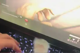 11月5日 浙江，调皮猫咪躲在电脑后面，伸出爪子逗主人玩，“别打游戏了，咱们躲猫猫吧”#中国节气立冬篇 #不一样的中国节气 #常识中国 素材来源@一颗小葡萄视频封面