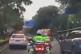 骑警晚高峰时段一路疾驰为突发脑梗老人开道，求助小伙：“那天，我以为我要失去我的奶奶了……”视频封面