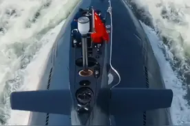 【致敬！潜艇官兵1分钟完成上百个动作 】 某潜艇部队奉命前往某海域执行紧急任务。对手布下被动声呐群，试图逼迫我潜艇暴露。面对一阵阵“狼嚎”声，这是对手主动声呐搜索时所发出的声音，我潜艇官兵百人“同操一杆枪”，严密协同，利用海底山脉等环境条件和静舵巡航等操作，巧妙规避，最终成功突破层层封锁，完成任务。（淬火）视频封面