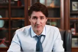 特鲁多离开总理办公室遭抗议 笑着挥手告别喊话抗议者 视频封面