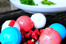 在超市买了一包眼珠子造型的软糖，放石板上烧烤一下，嘎嘣脆真香视频封面