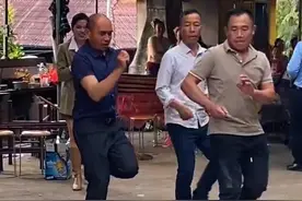 #云南打歌舞 带你感受一下32步舞，节奏稳稳拿捏。#云南打跳 #云南少数民族风情歌舞 #灵魂舞者 #内容启发搜索