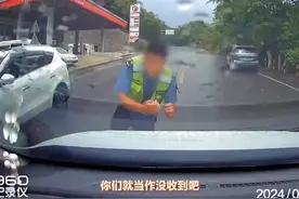 云南一交通执法人员跳上引擎盖拦车？交通运输局：已处理#碰瓷  #社会百态 #奇葩 #交通安全dou行动 #交警视频封面
