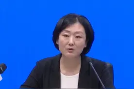 黄岛区疫情防控第二场新闻发布会 7月2日0时至24时，我区新增4例本土确诊病例（轻型）、10例本土无症状感染者，均在集中隔离管控期间核酸检测发现。另有2名在定点医院隔离观察的本土无症状感染者转为确诊病例（轻型）。新增感染者均为已集中隔离人员，经专家组研判，本次疫情风险总体可控，基本排除社会面传播风险。#权威发布 #疫情防控不松懈 #疫情防控 @抖音短视频 视频封面