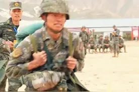 热血练兵，基础性科目阶段性考评正在火热进行中。（张浪 李懿轩 杨帆）