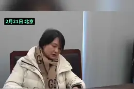巴黎世家“闹脾气”6160元包包开裂 二次维修商家拒保 法院一锤定音 打破商家过保托词（记者：薛东阳）#巴黎世家  #北京  #保修视频封面
