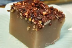 教你做个赤小豆薏米糕，多给家人做来吃 红豆薏米水喝腻了，来试试这个赤豆薏仁糕吧！
去湿的美味秘籍#治愈美食 #甜品制作 #嘎嘎好吃 #马蹄糕 #广东小吃视频封面