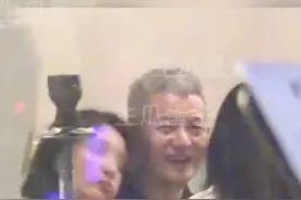 #“曝那英老公出轨”上热搜 ，孟桐与美女亲密依偎 一起回家，那英此前在节目中公开表白老公，两人于2006年结婚，育有一女#那英