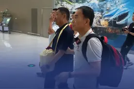 7月7日，山东青岛，“灵魂摆渡人”刘德文已经送59位山东籍台湾老兵“回家”。“看老兵回到自己家乡，我心里最踏实。视频封面