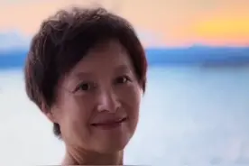 #49岁徐露晒海边素颜视频 ，回应网友留言说她“老了”，“不随意改变岁月在脸上留下的每一笔”