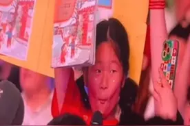 五月天演唱会在周二 观众席上的小朋友突然掏出了…… #五月天 #杭州 #演唱会 #追星