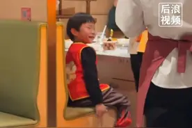 #6岁男孩分享蛋糕给邻桌过生日小姐姐  孩子妈妈：他说大家一起吃蛋糕就都会开心#山东dou知道 #蛋糕 #生日视频封面