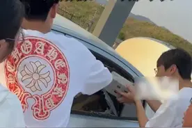 6月15日山东日照，孩子不幸被锁在车内缺氧昏迷，刚刚中考完的学生果断破窗救人#感人一幕 #路人视角 #防范意识视频封面