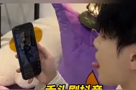 舌头刷抖音？你也试试！网友解锁iPhone17新玩法。