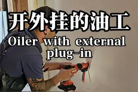 西班牙油工路易斯：一人搞定200平石膏板安装！ 跟随资深油工路易斯，揭秘他如何利用升高托举设备、电动吸盘及自动抗裂纸批刮机，一人轻松完成200平室内石膏板吊顶和墙面施工。#石膏板 #油工施工 #刮腻子 #高性能实用工具