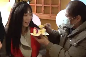 女孩寻亲32年，生日回老家认亲！现场喊“爸爸妈妈”相拥而泣#认亲 #父母视频封面