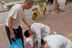 考场外跪谢爷爷的双胞胎兄弟高考成绩出炉，均超山东一段线，爷爷说他们老两口能供一年算一年#大象主播说 @大象新闻主持人胡尔柯察金