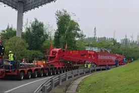 6月25日，#558吨巨无霸在重庆高速公路顺利通行 ，该设备长90米、宽4.9米，运行高度4.9米，涉及项目将有效缓解重庆电力紧张！#烟火山城视频封面