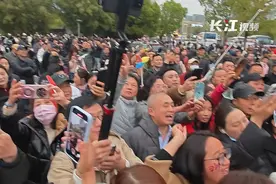 刀郎武汉演唱会倒计时1小时，粉丝们在场外已经忍不住了，快乐合唱《西海情歌》，排山倒海地呐喊：刀郎，我爱你。#刀郎  #武汉刀郎演唱会视频封面